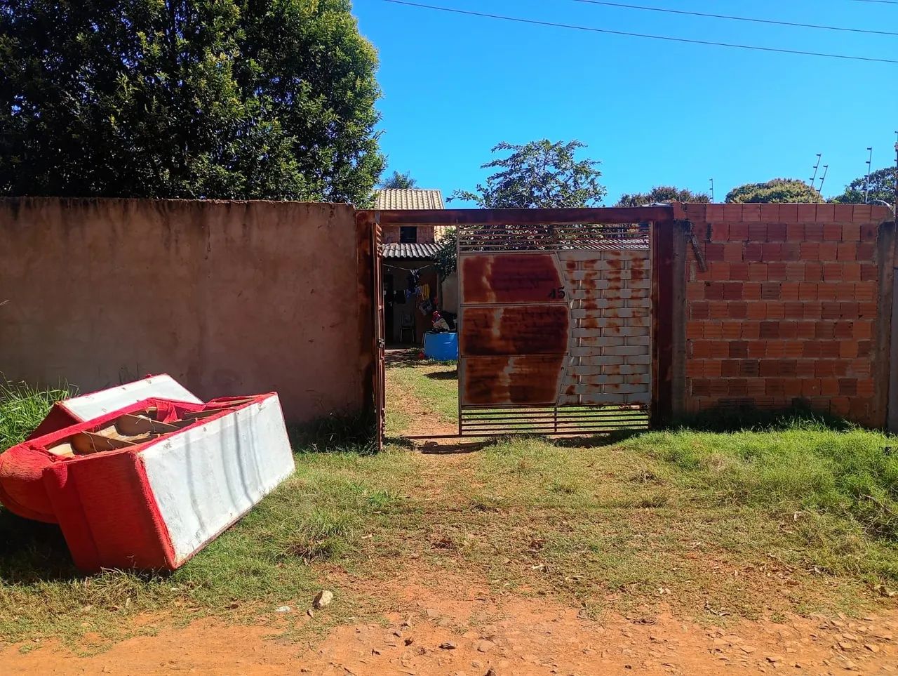 Vendo Terreno com Casa Construída