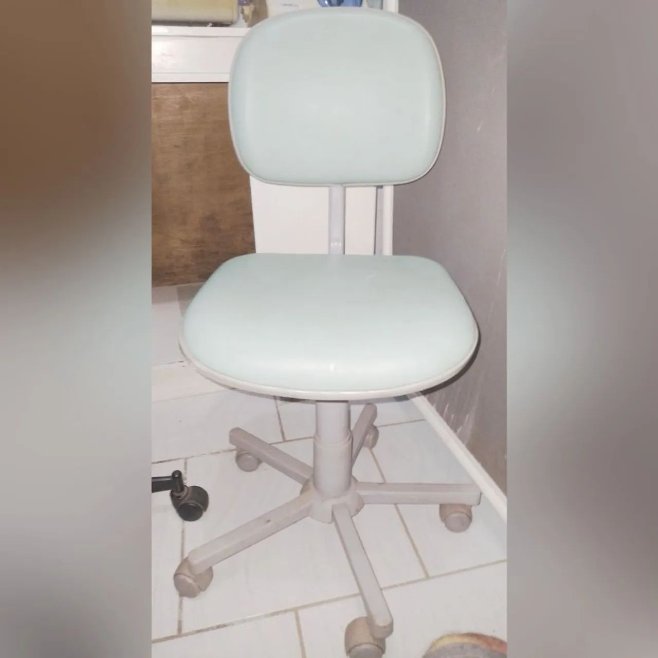 CADEIRA GIRATÓRIA ODONTOLÓGICA COM RODINHAS 
