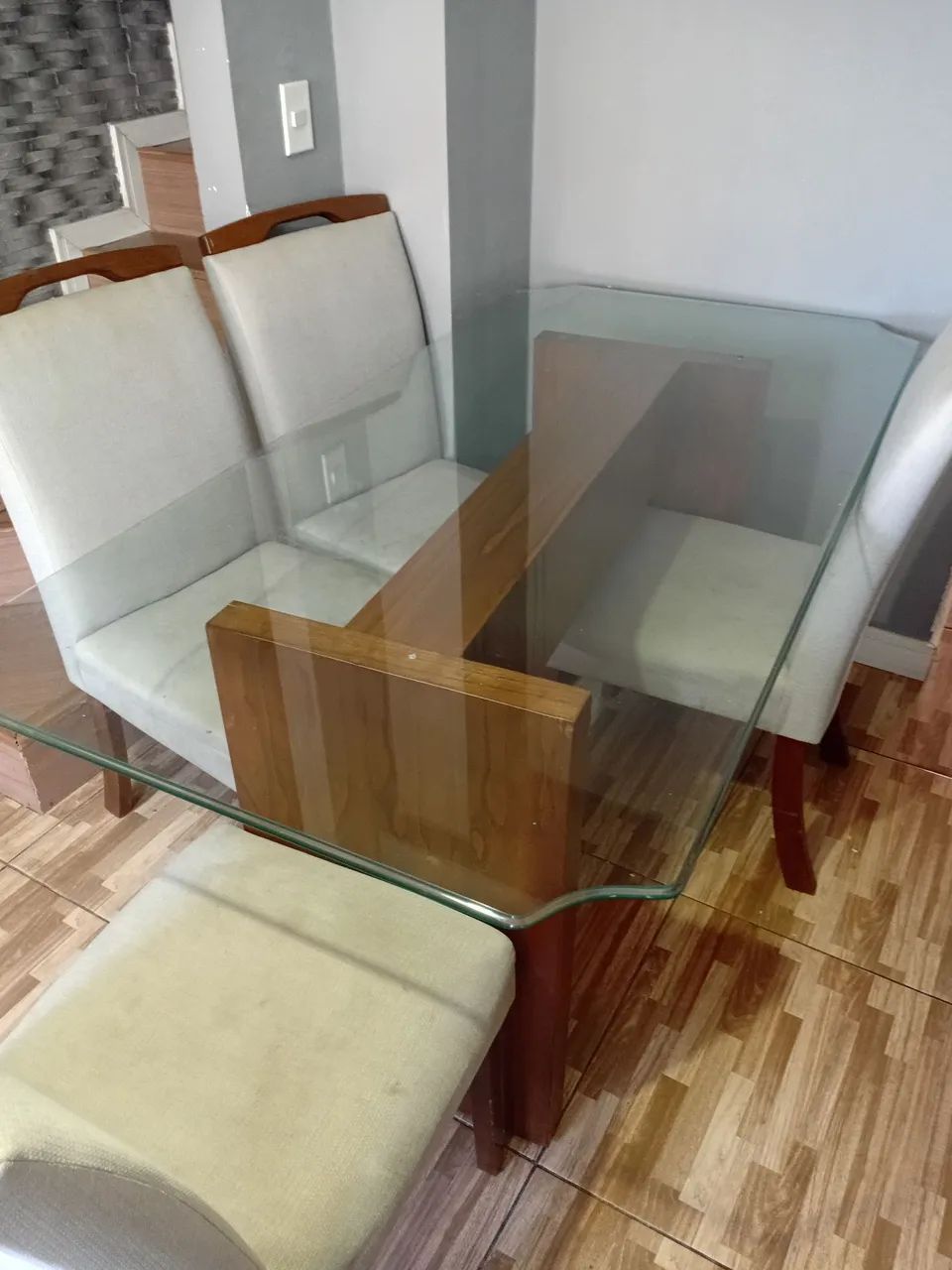Mesa de vidro, com madeira maciça, com 6 cadeiras. - Foto 2