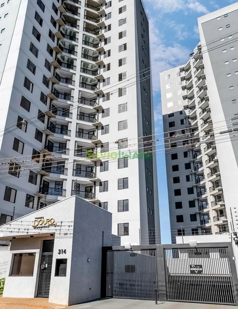 EXCELENTE APARTAMENTO NO ED. TORRES DOURO, TORRE A, COM DOIS 02 QUARTOS, SACADA COM CHURRA