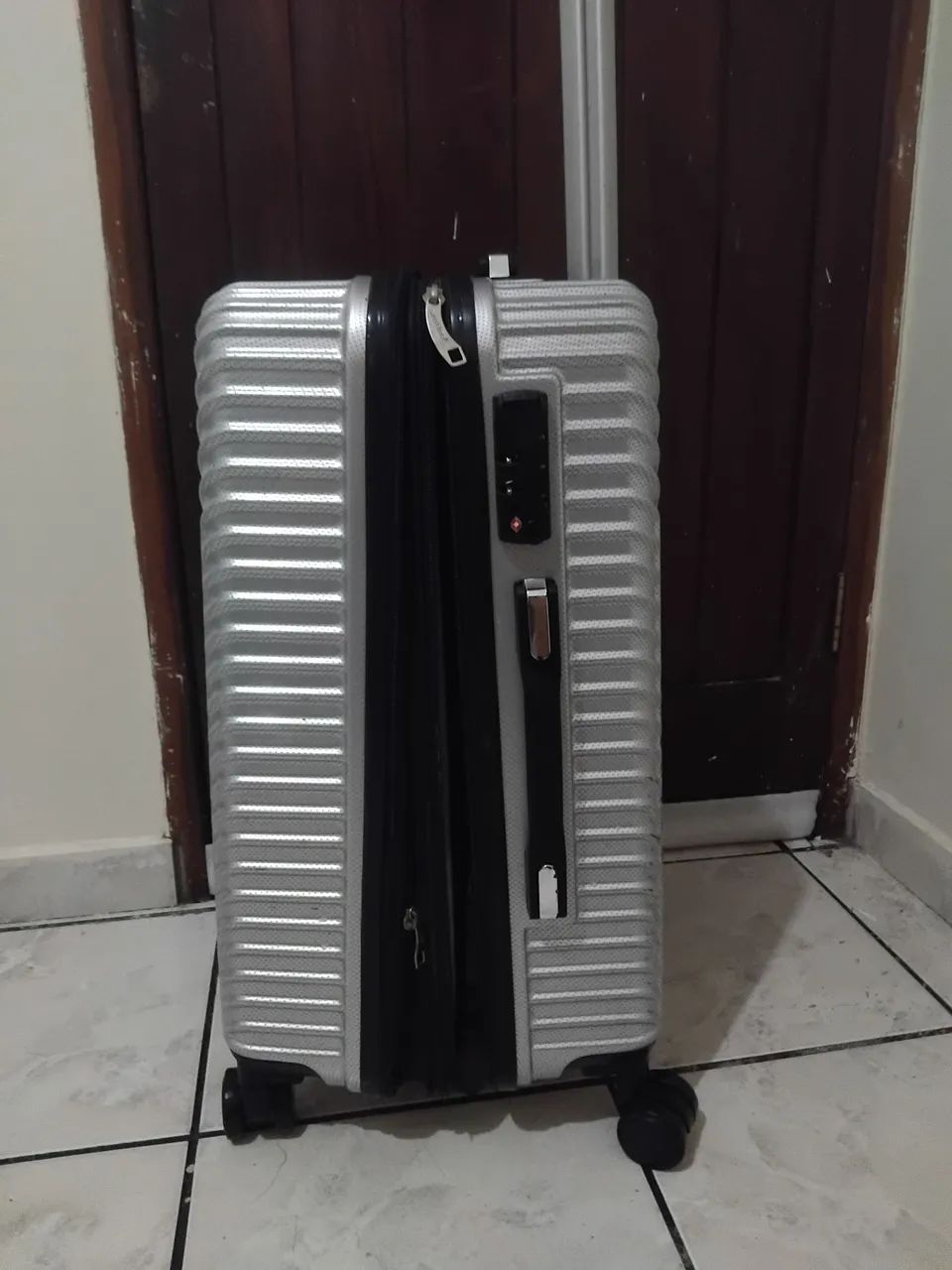 Mala de viagem santinho 60 cm em perfeito estado - Foto 3