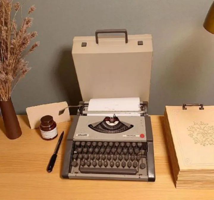 Máquina de escrever Olivetti vintage anos 80/90