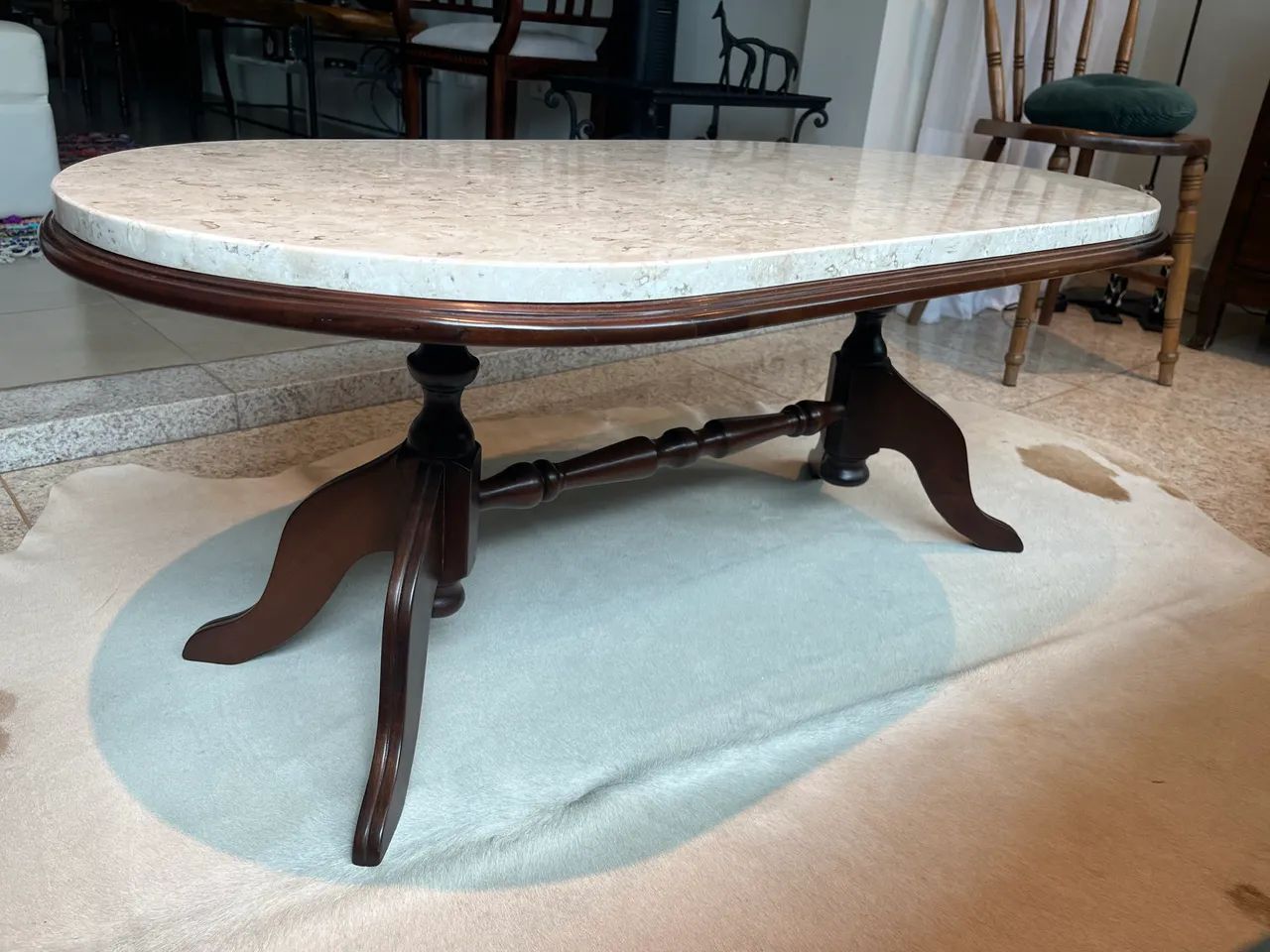Mesa de Centro Clássica em Madeira com Tampo de Pedra - Foto 4