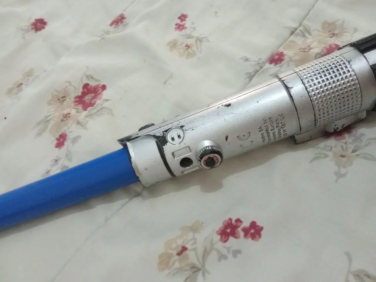 Sabre de Luz Star Wars original Hasbro com marcas de uso comuns do modelo - Foto 3