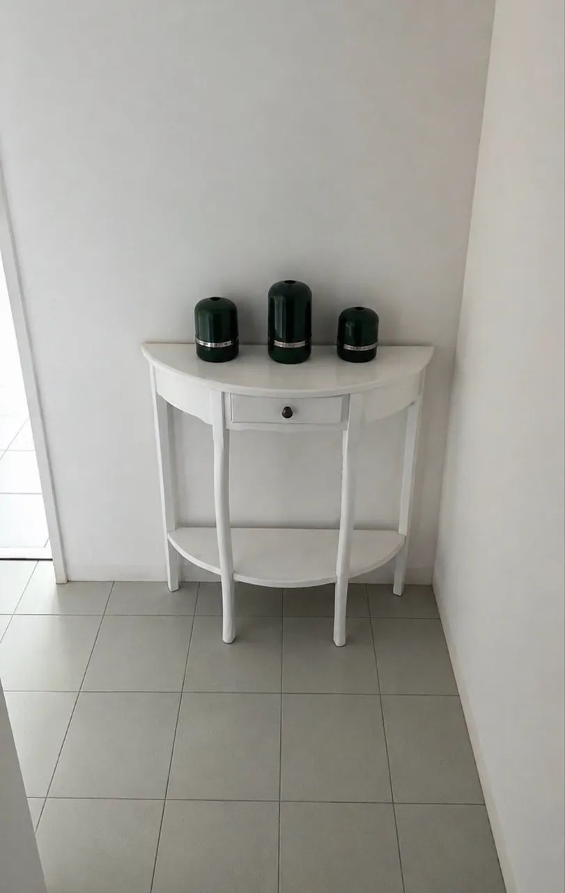 mesa de canto semicircular, e vasos.
