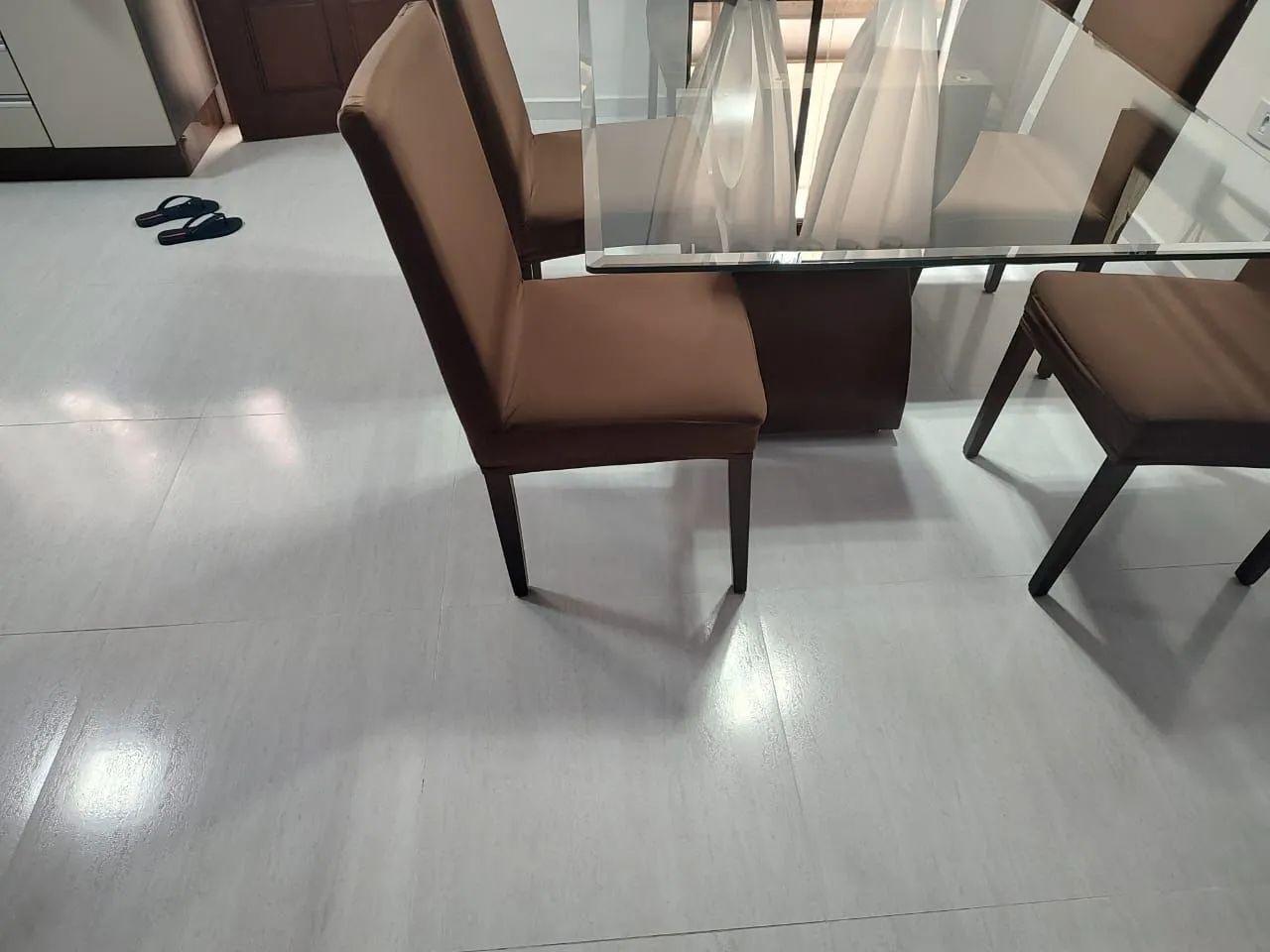 Mesa de vidro e 5 cadeiras  - Foto 4