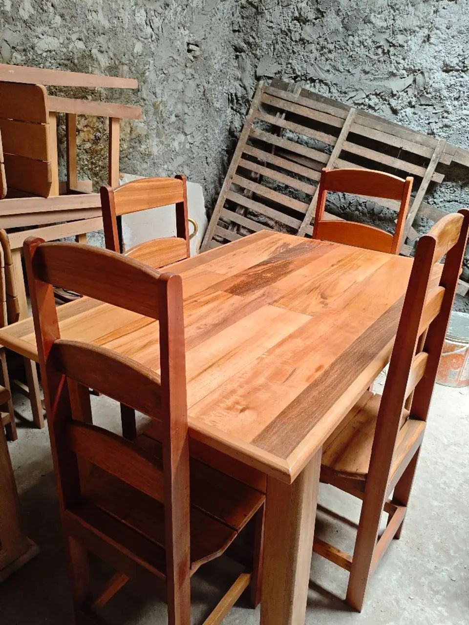 Mesa de madeira com 4 cadeiras 