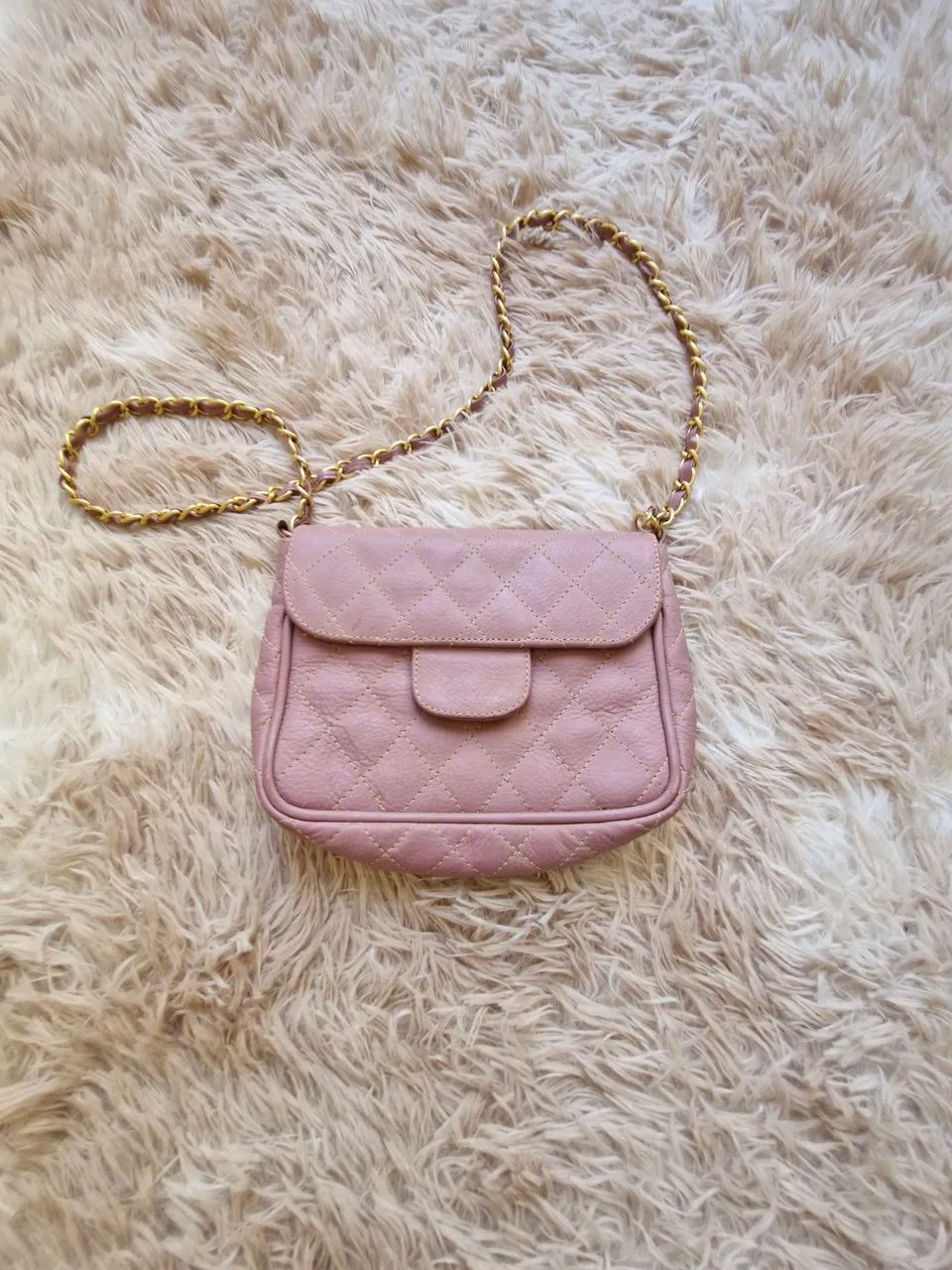 Bolsa social em couro rosa com corrente dourada 