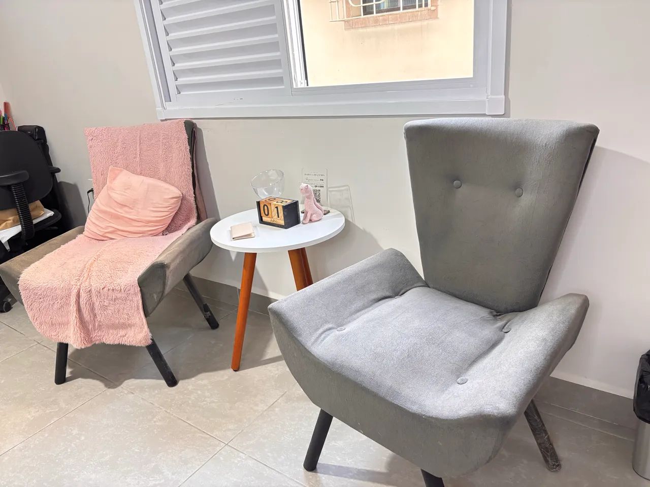 Par de Poltronas Decorativas Cinza 