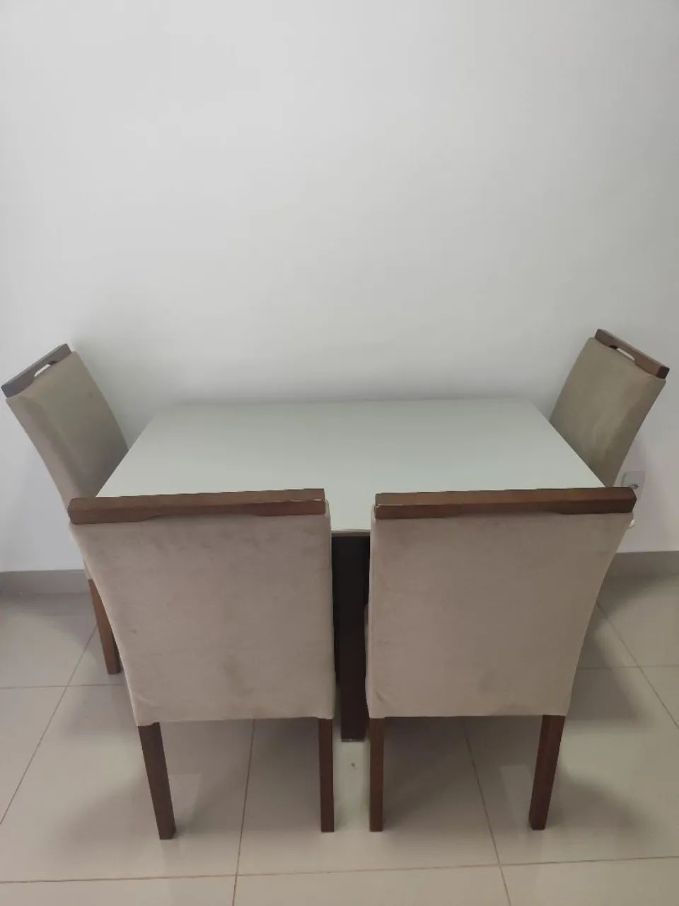 Mesa de jantar com 4 cadeiras