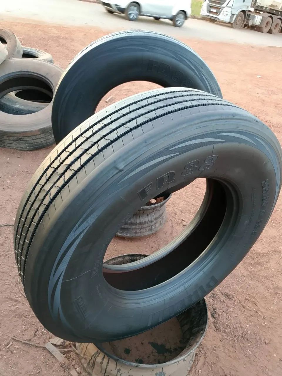 Pneus 295 recapado marca Pirelli  - Foto 3