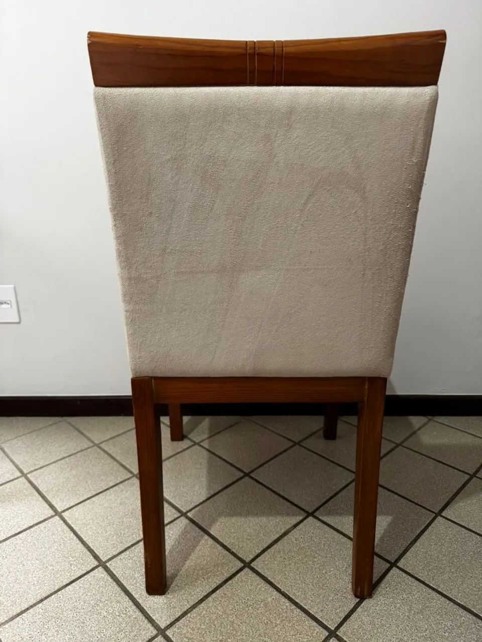 Cadeiras em Madeira maciça e estofado em suede - Foto 5