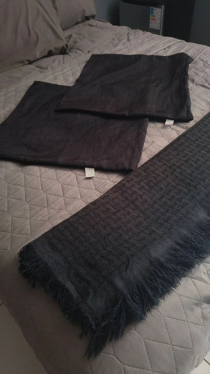 Kit manta com capas para almofadas pretas