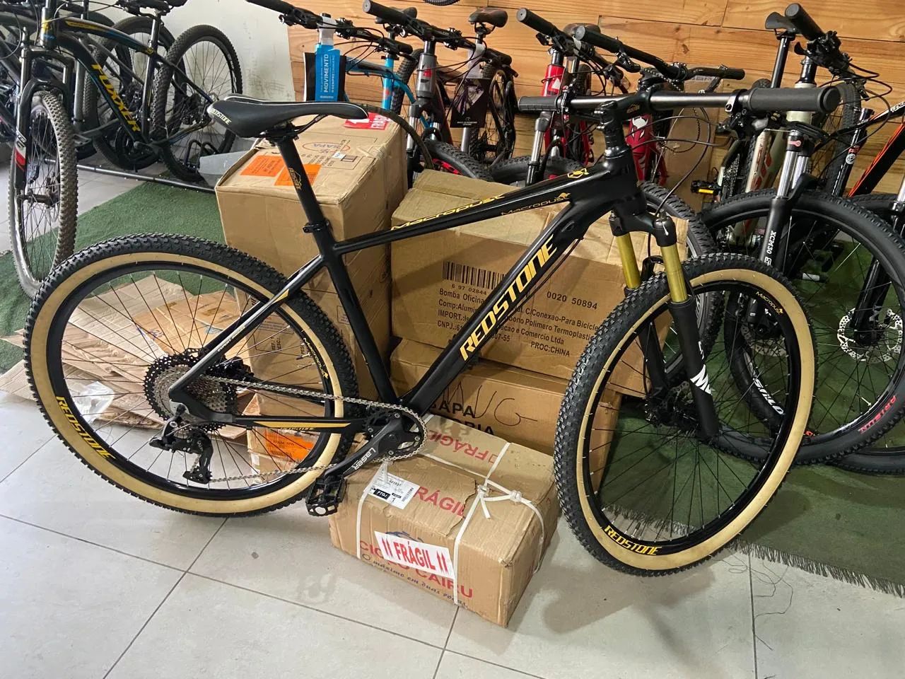 Bicicleta MTB Redstone Macropus Aro 29 - Shimano Deore 12v