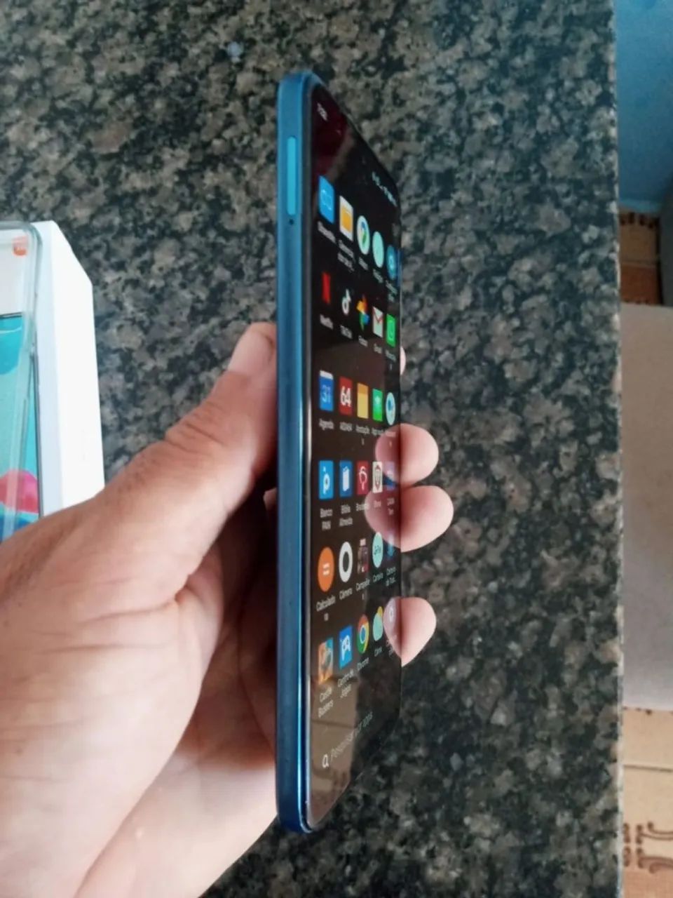 Redimi note 11 possui algumas marcas de uso. - Foto 2