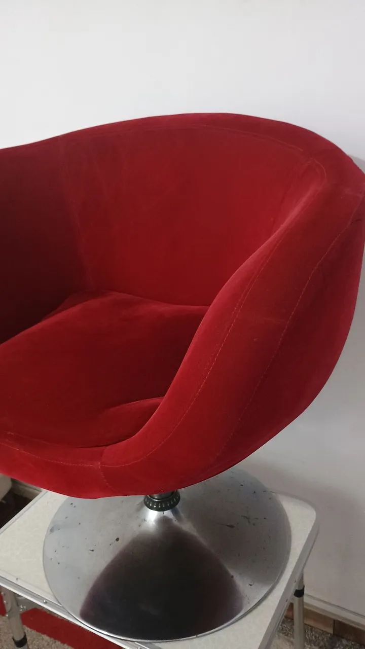 Vendo Poltrona Vermelha Giratória ajustável assento veludo  - Foto 4