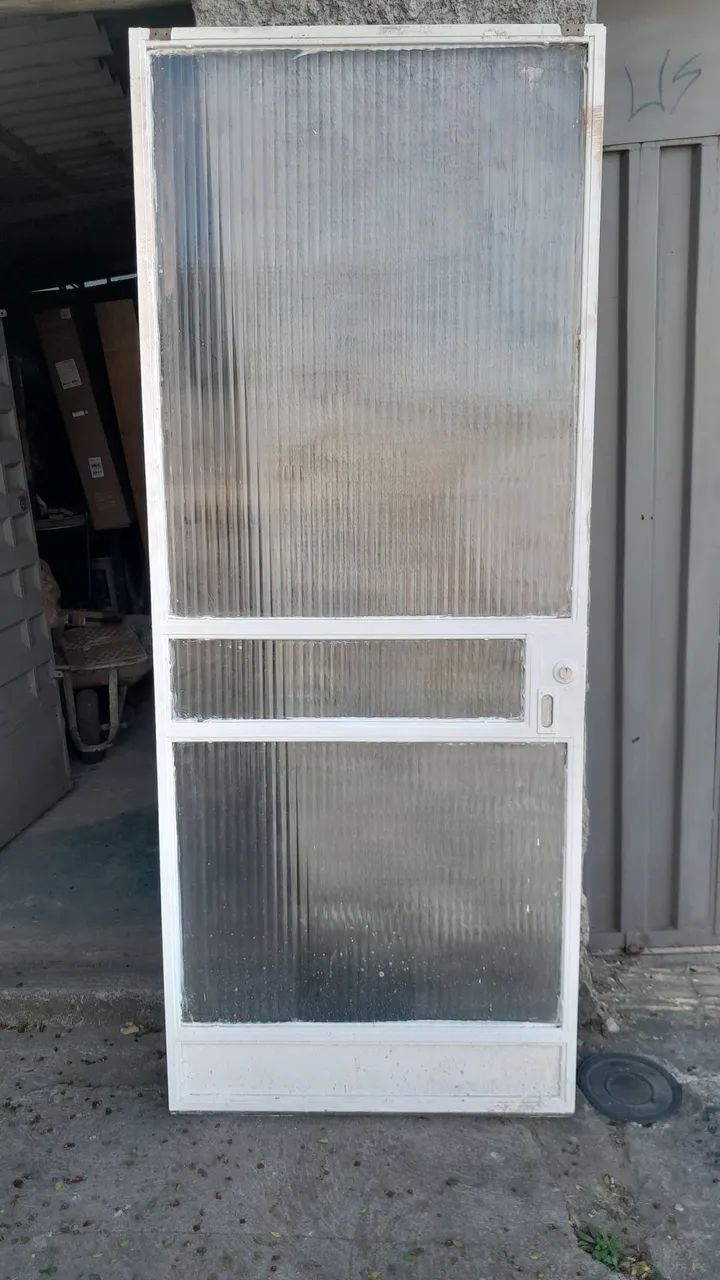 Porta de correr em ferro e vidros
