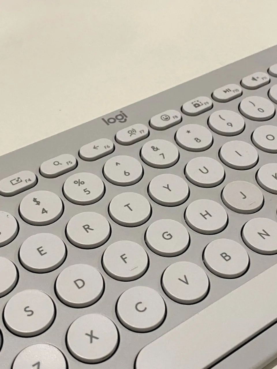 Teclado Logitech Sem Fio - Keys 2 K380s Branco - Foto 3