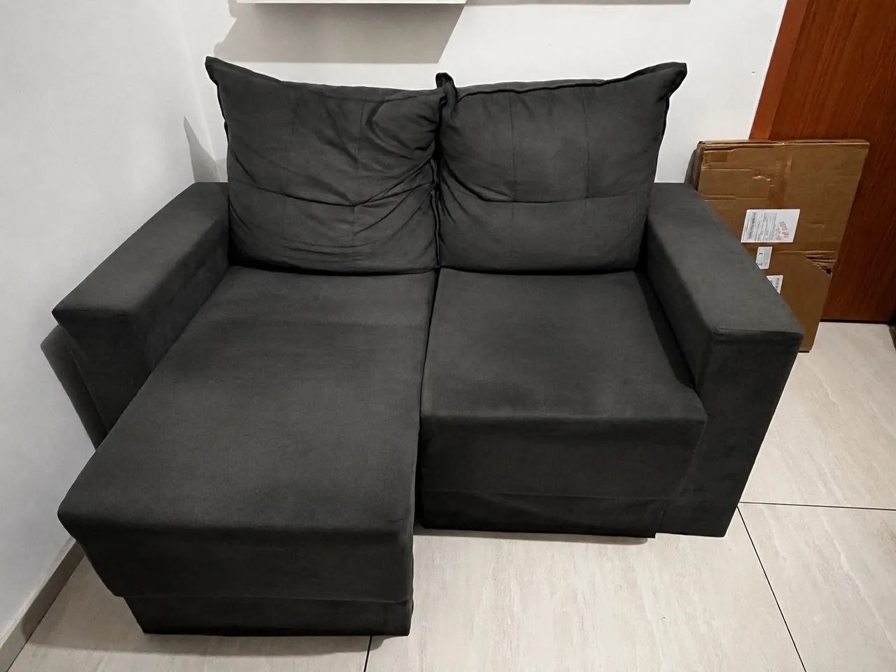 Sofá suede cinza 2 lugares Lubeck (marca Mobly)