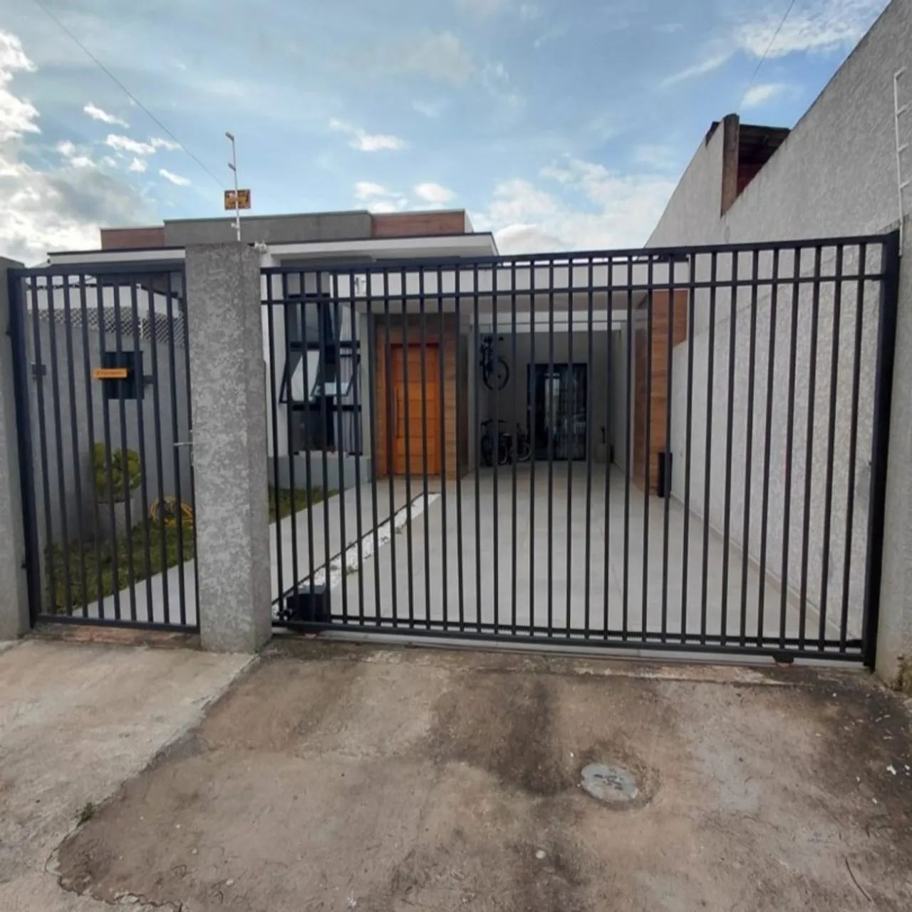 CASA À VENDA EM UVARANAS