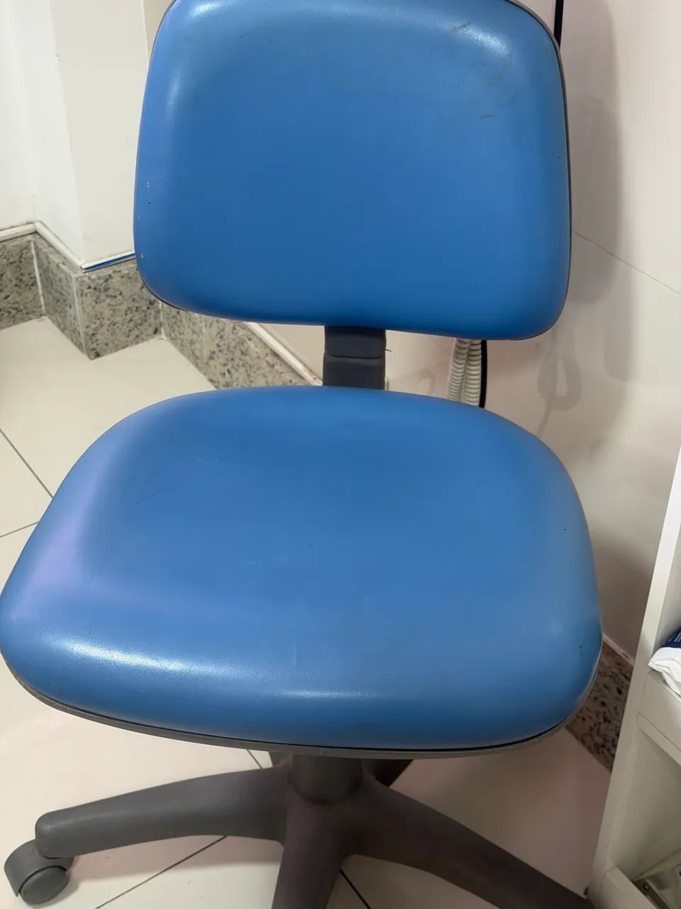 Cadeira giratória courino azul  - Foto 3