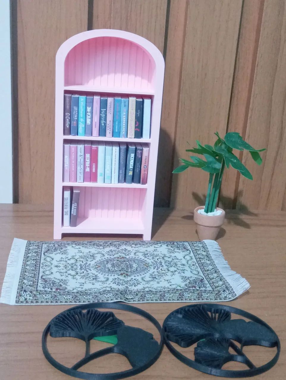 Mini estante com livrinhos e acessórios para casa das bonecas 