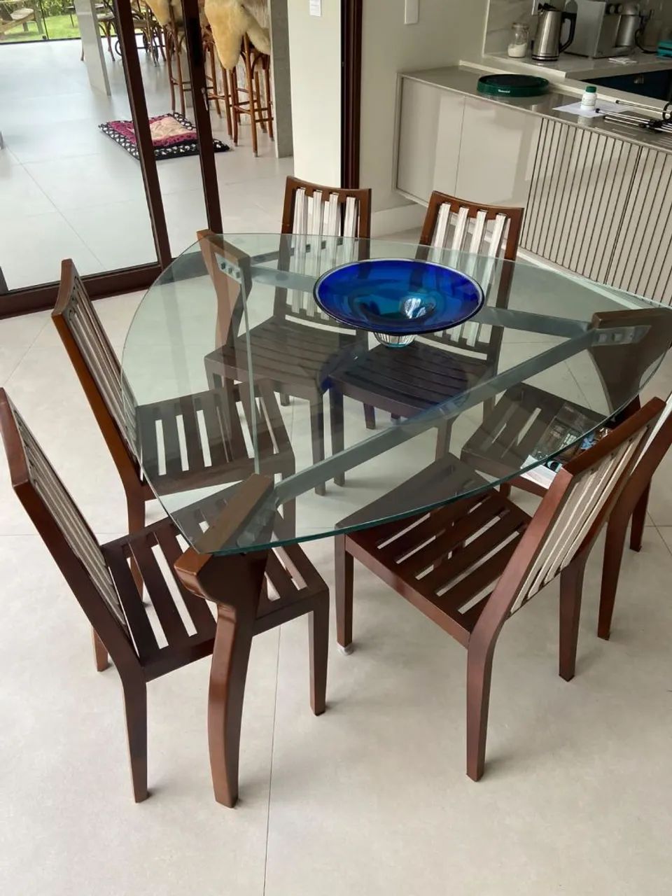 Mesa triangular nova tampo de vidro com 6 cadeiras base metálica e madeira - Foto 2