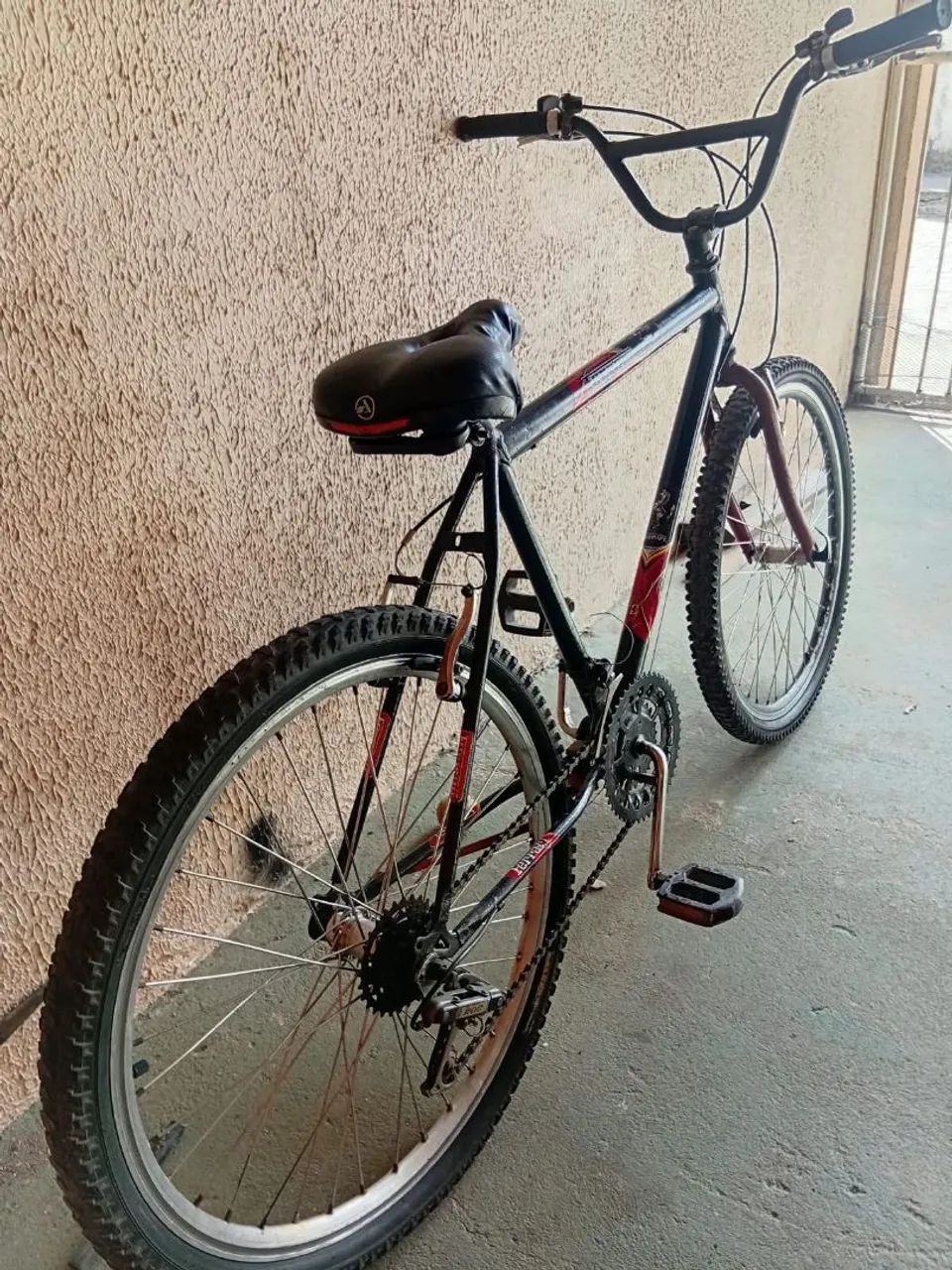 Uma bicicleta aro 26 