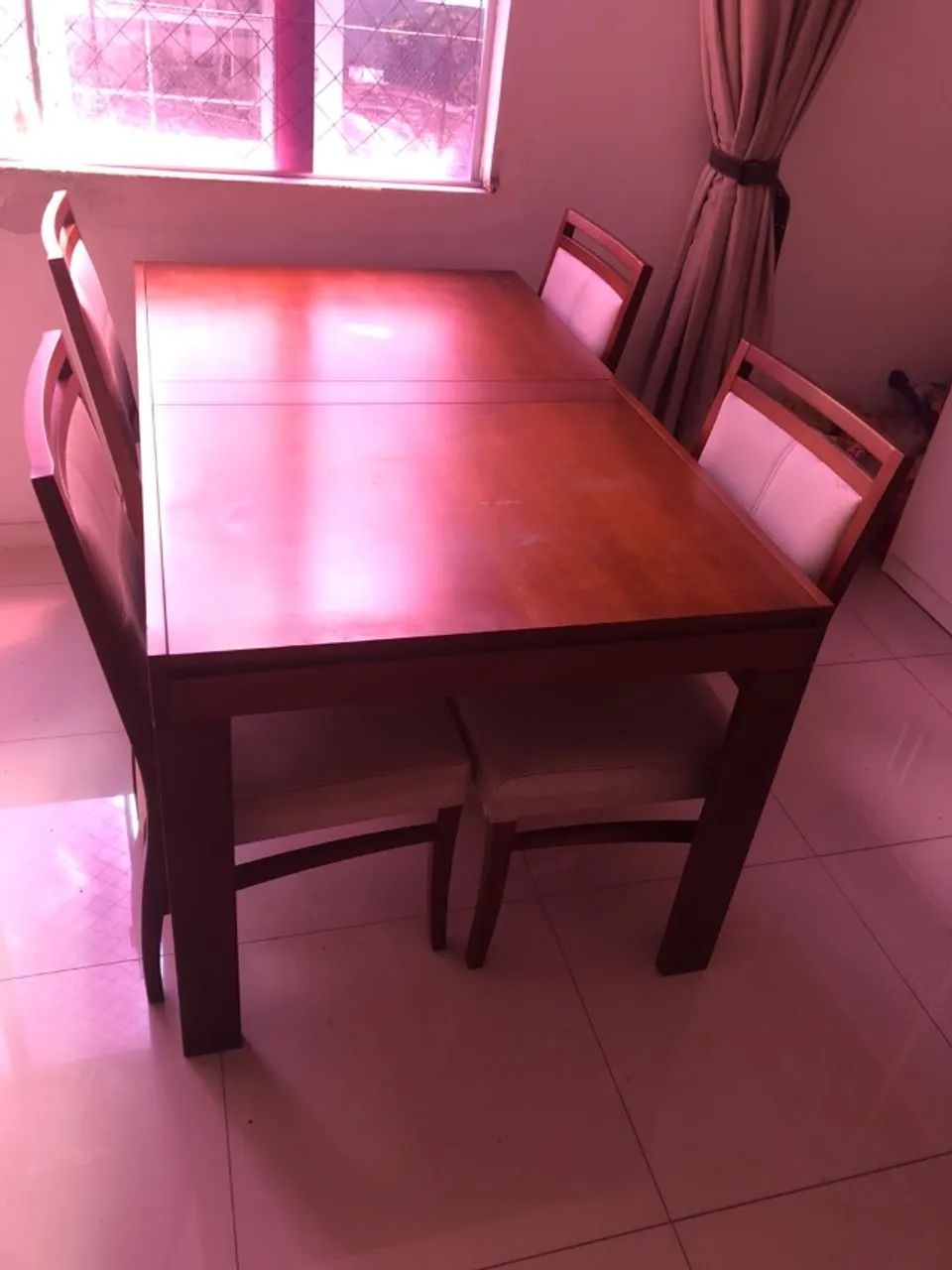 Mesa de madeira + quatro cadeiras
