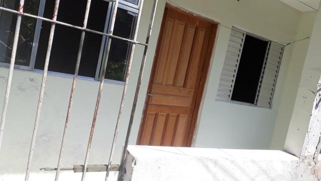 Aluga-se casa com 2 comôdos