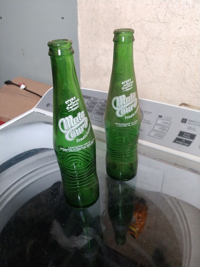 Duas garrafas refrigerante antigo mate couro - Foto 3