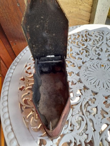 Ferro de passar roupas antigo em metal cor vermelho 