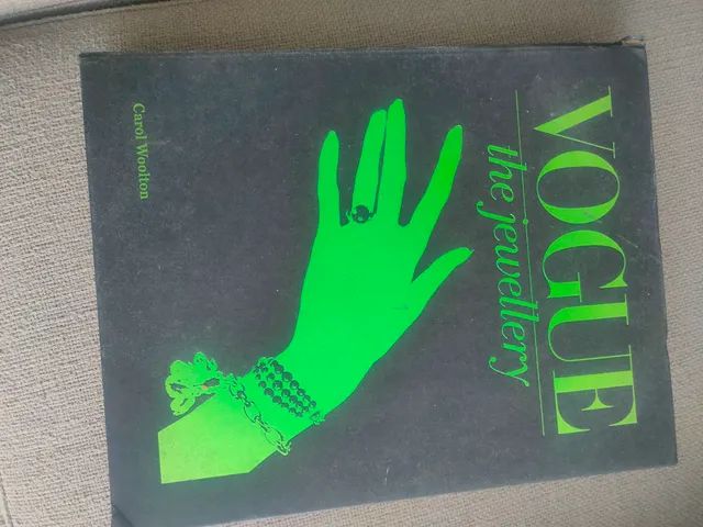 Estojo com livro da vogue jewellery em inglês 