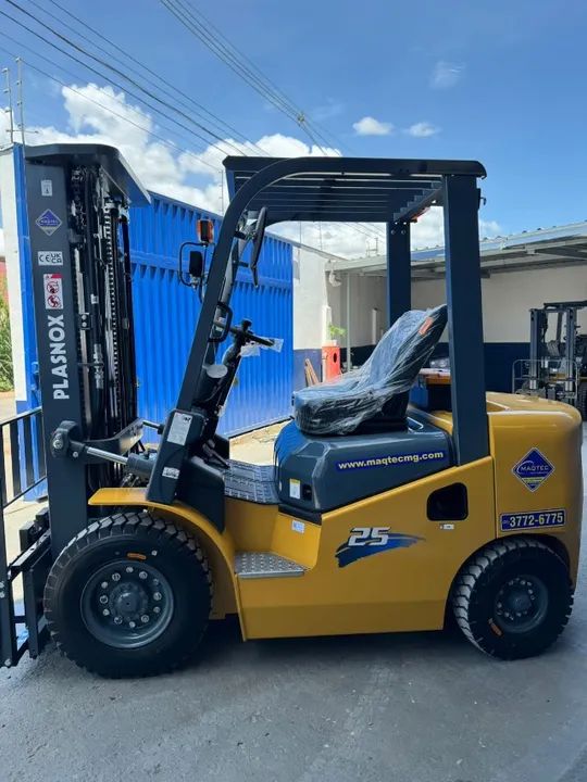 EMPILHADEIRA PLASNOX A DIESEL NOVA 2.5T TORRE TRIPLEX 4.7MTS