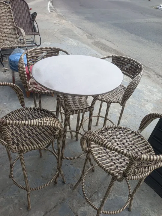 Conjunto de Mesa e Cadeiras em Rattan - Novo