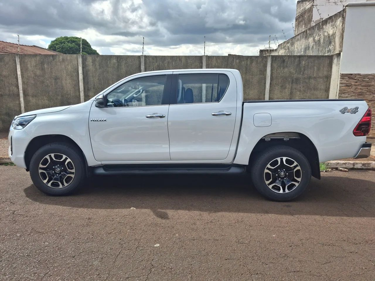 Toyota Hilux - SRX - Modelo 2024 - Único dono - Ipva 2025 pago - Foto 2