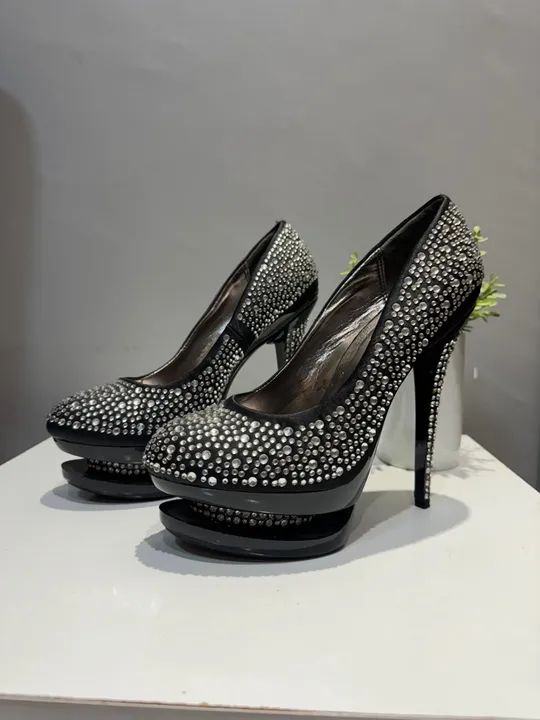 Sapato de salto meia pata todo cravejado de cristais 