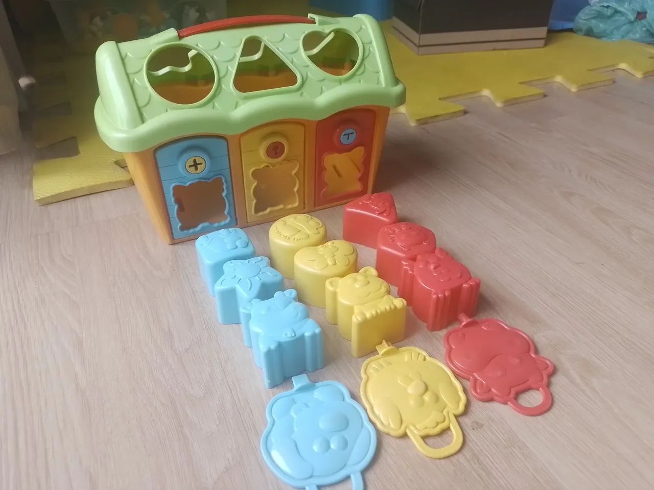 Casinha curral com portas, chaves e mais 9 peças de encaixar.