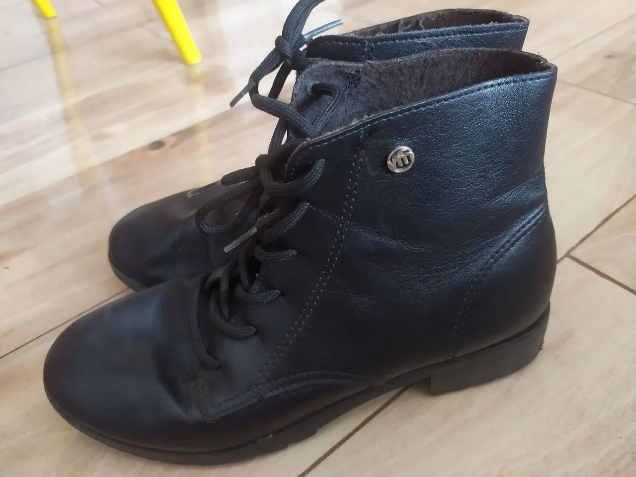 Bota Coturno de Couro Preta Via Marte 