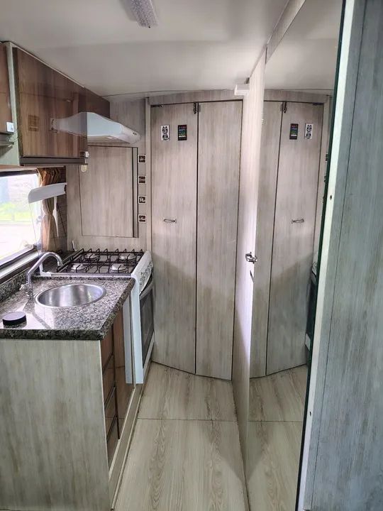Motorhome PLACA PRETA Larturist 195.000km originais - Foto 8