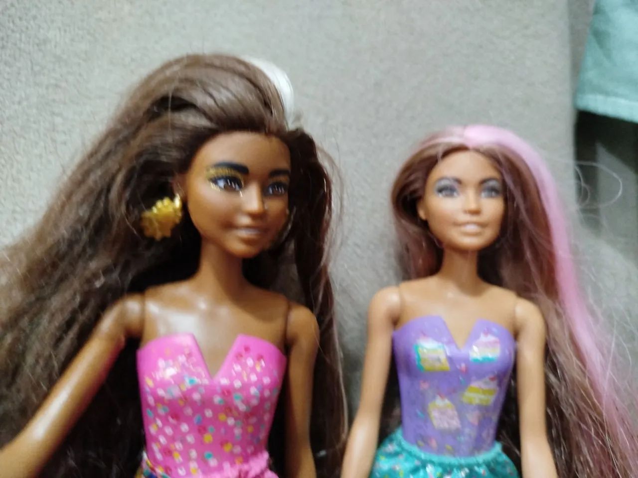 Duas bonecas Barbie com roupas e acessórios - Foto 2