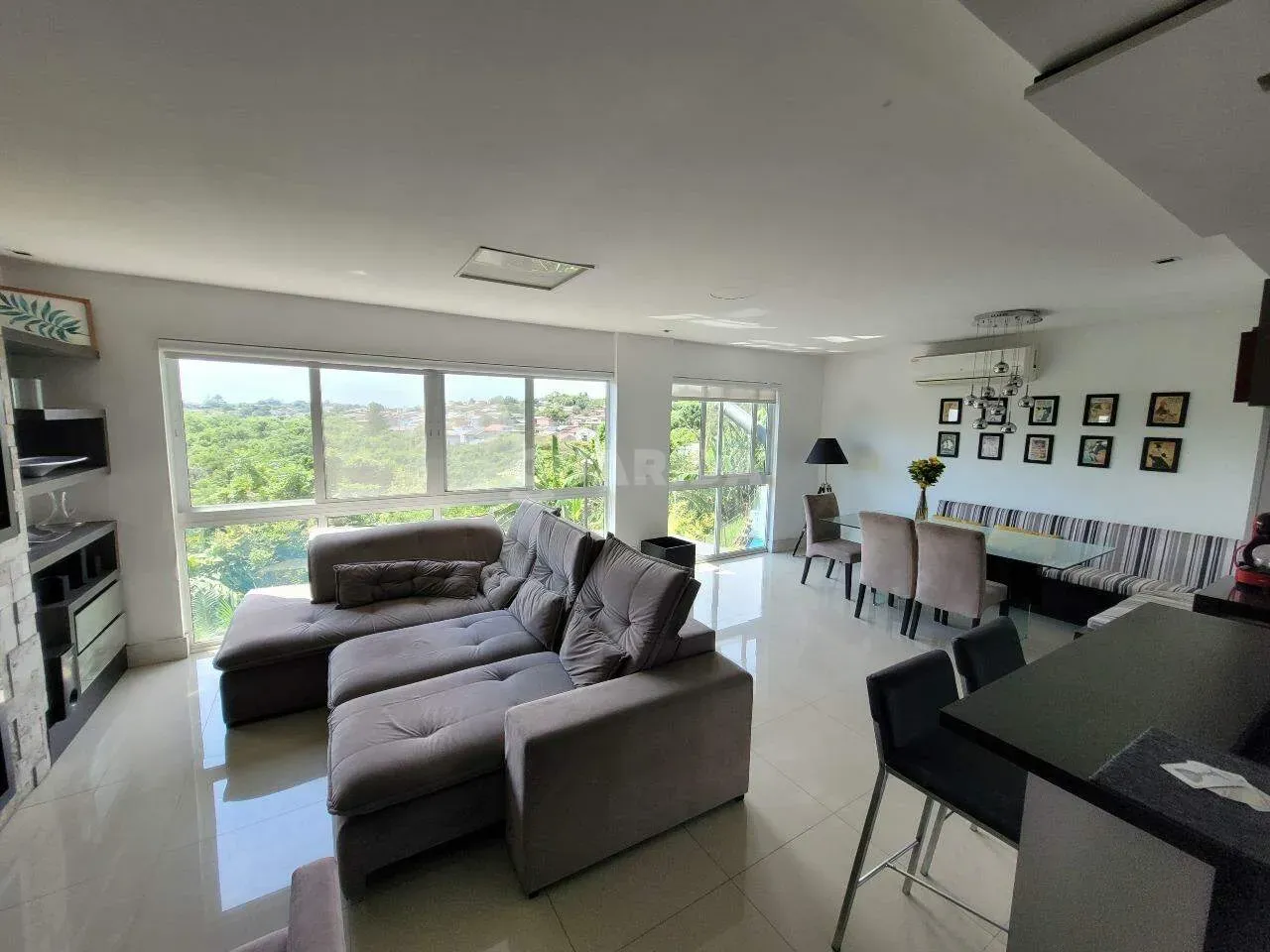 Casa em Condomínio com 4 dormitórios, sendo 2 suítes, e 2 vagas de garagem no bairro Agron
