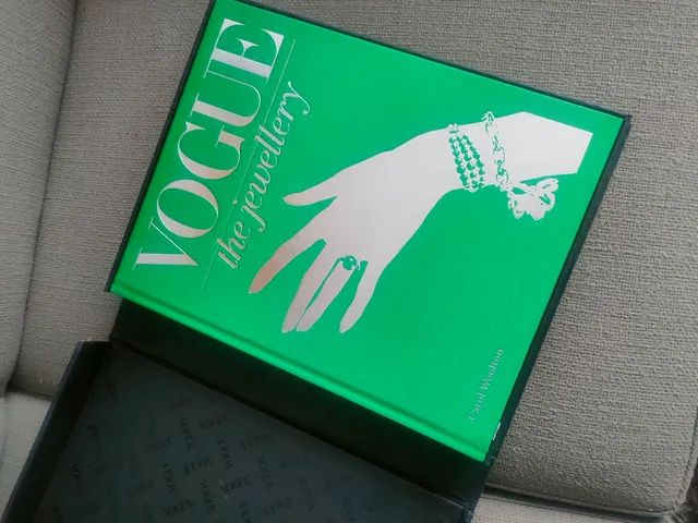 Estojo com livro da vogue jewellery em inglês  - Foto 5