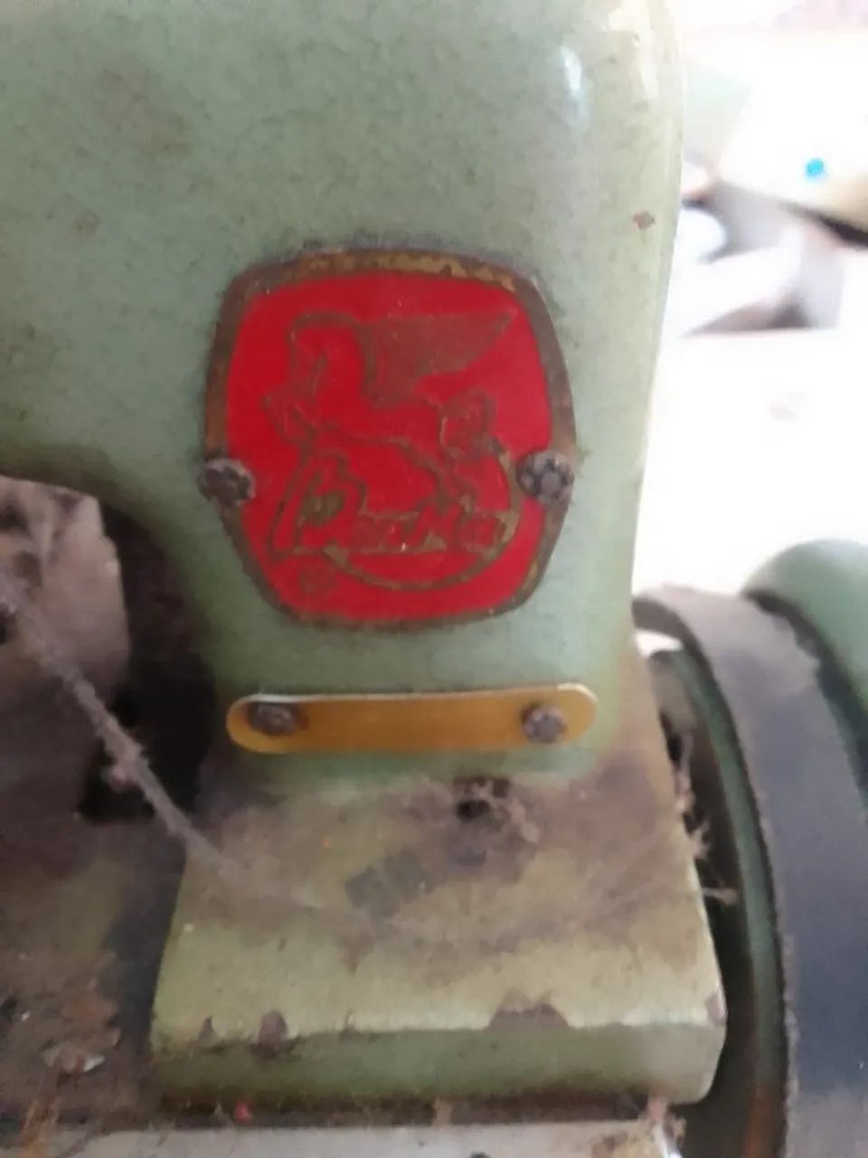 Máquina Overlock BenMa 3 fios. Precisa de limpeza e regulagem. Com motor 127v e bancada - Foto 4