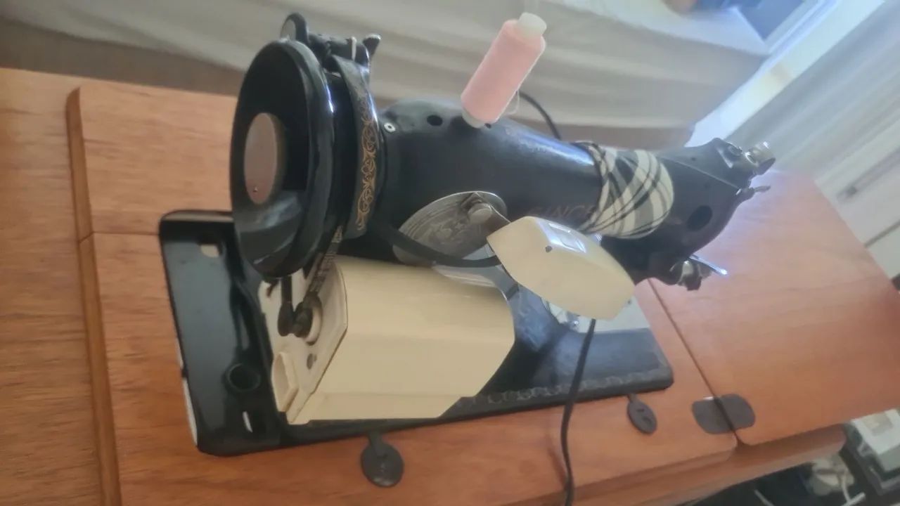 Máquina de Costura Singer Antiga - Foto 2