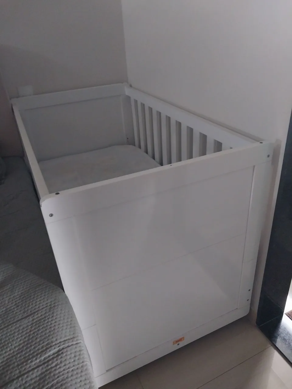 Berço de bebê branco com colchão