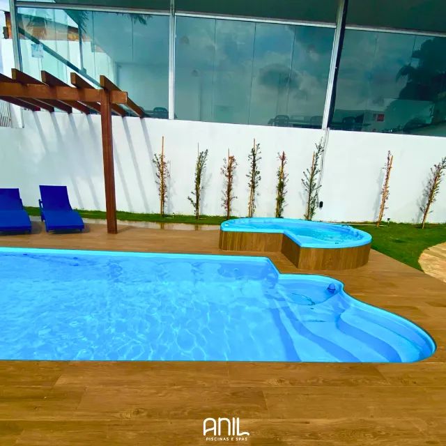 Piscina média 7 x 3,2 com banco e escada 