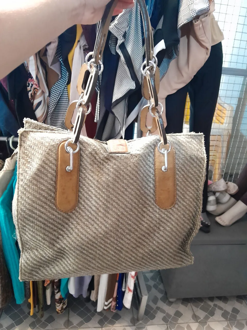 Bolsa de Ombro Texturizada com Detalhes em Couro