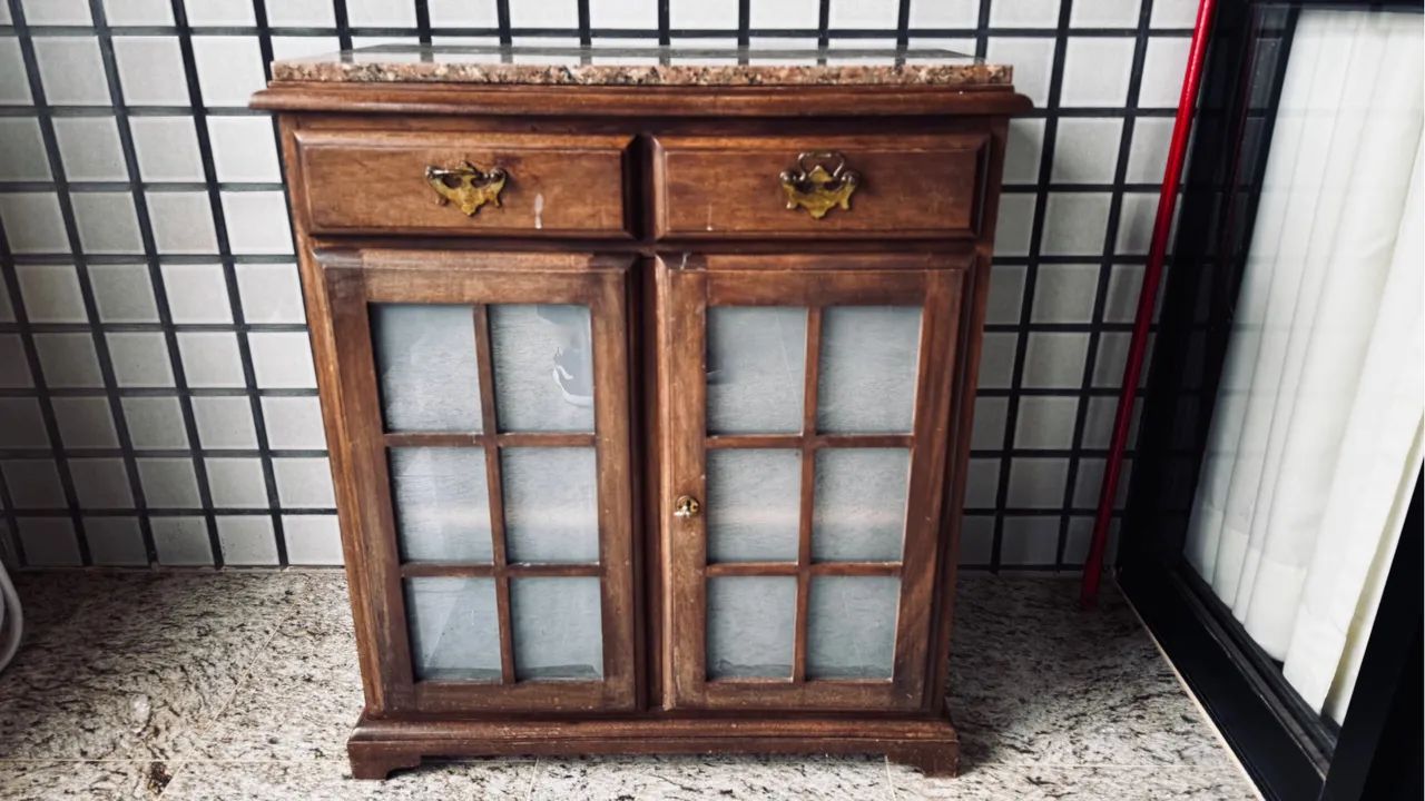 Armarinho lindo de vidro madeira e mármore  - Foto 5