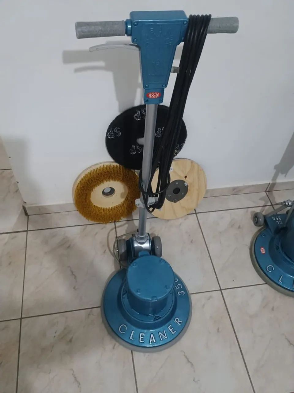 Enceradeira e Lavadora de Pisos 